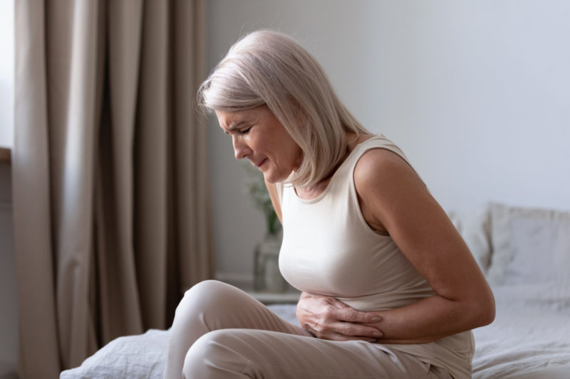 Middelaldrende kvinne med smerter i mageregionen